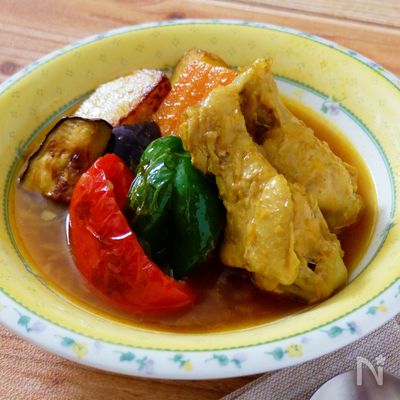 【優しい旨味がクセになる！】野菜たっぷり手羽元スープカレー