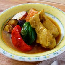 【優しい旨味がクセになる!】野菜たっぷり手羽元スープカレー
