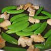 【スナップえんどうと鶏肉のコンソメバター炒め】の工程3