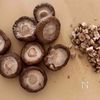 噛むほどジュワ〜♩椎茸のしそチー肉巻きの工程1