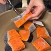 ワンパン10分「鮭ときのこのガリバタ炒め」の工程1