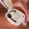 \お弁当にも最適/
【ふんわりたまごとしそ昆布のおにぎらず】の工程2