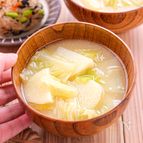 【じゃがいもとキャベツのお味噌汁】野菜の甘みがおいしい！