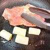 はちみつ醤油で♪こってり鶏とネギの照り焼きの工程2