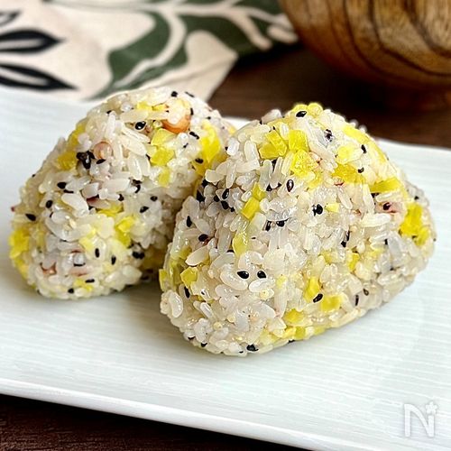 白だし風たくあん黒ごまおにぎり