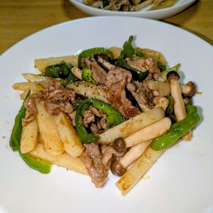 joe sanの作ってみた!投稿(牛こまとじゃがいもとピーマンとしめじのオイスター炒め)
