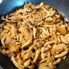 ヒラメの作ってみた!投稿(ワンパン10分◎【豚こまときのこのヤンニョム炒め】ご飯が進む)