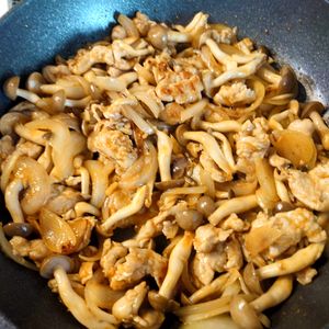 ヒラメの作ってみた!投稿(ワンパン10分◎【豚こまときのこのヤンニョム炒め】ご飯が進む)