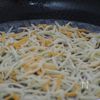 手軽に美味しい、スナップエンドウの生ハムチーズガレット。の工程2