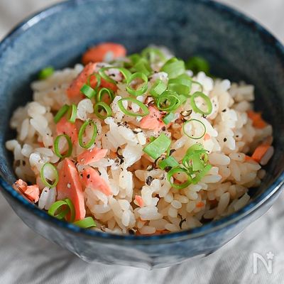 炊飯器に入れるだけ!少ない材料で作れる鮭バター炊き込みごはん