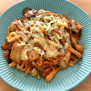 りぃママの作ってみた!投稿(チーズがとろり♪キムチと挽肉の焼きうどん)