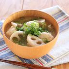 鶏団子とれんこんのお味噌汁