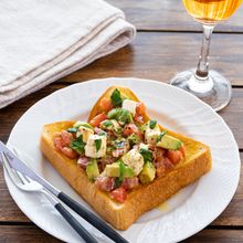 ランチやおつまみにも♪アボトマチーズトースト