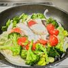 味付けは塩だけ！【タラと春野菜のアクアパッツァ】の工程3