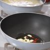 ほたるいかと新わかめのペペロンチーノパスタの工程1