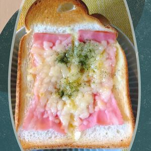 チョロリスの作ってみた!投稿(さわやかな甘味！粒マスベーコンチーズトースト)