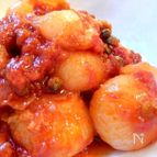 ヴィネガーをきかせた小玉ねぎのトマト煮