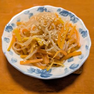 ゆきまる🐬🫧の作ってみた!投稿(食材2つで簡単！【にんじんと白滝の中華風ごま炒め】腸活にも◎)