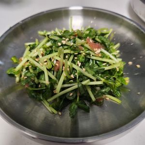 よもぎの作ってみた!投稿(1分で完成！一袋ペロリ♡『豆苗の梅ナムル』簡単和えるだけ♪)
