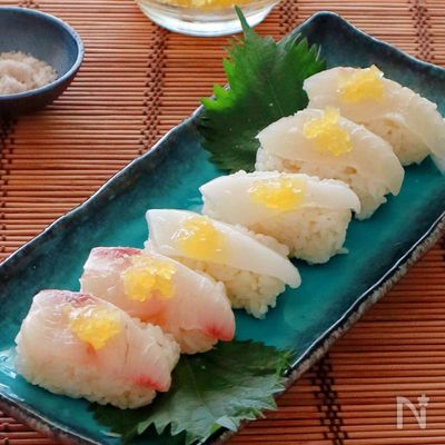 レモンジュレと藻塩で味わう！白身魚の握り寿司