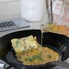 【卵焼きバリエ】お弁当に！卵1個でインゲンと黒ごまの卵焼きの工程4
