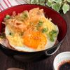 100円節約満足ごはん!揚げ玉たっぷり目玉焼き丼の工程2