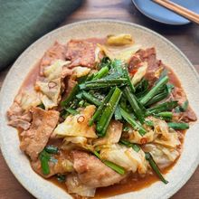 【豚バラとキャベツの味噌にんにく煮込み】もつ鍋風おかず！