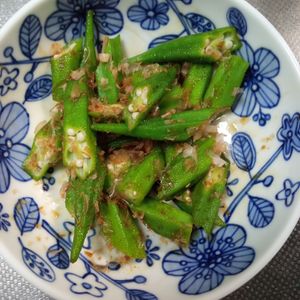 鶏皮坊主の作ってみた!投稿(オクラのおかかラー油あえ♪食材1つで作る簡単副菜！)