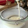 【レンジで作れる！】100均型で簡単！ホワイトチョコムースの工程2