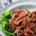 胡麻の風味が食欲そそる！超簡単【豚こまの甘辛照り胡麻】