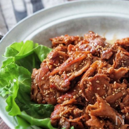 胡麻の風味が食欲そそる！超簡単【豚こまの甘辛照り胡麻】