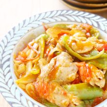 ワンパンで簡単♪豚こまとトマトの酢豚風炒め キャンプ飯にも◎