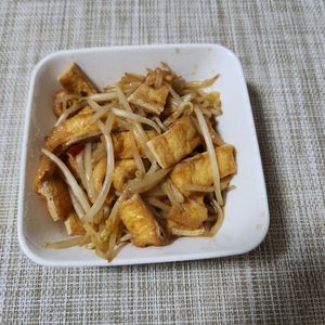とももの作ってみた!投稿(【もやしと油揚げの中華風ピリ辛炒め】１食30円おつまみ副菜♡)
