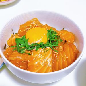 にらたまの作ってみた!投稿(簡単絶品【うま味とろとろサーモン丼】)