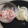 ご飯がすすむ！【豚こまのトンテキ風】の工程1