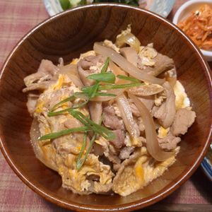 あ～はの作ってみた!投稿(豚こまでお手軽に🐷ふわとろ卵の他人丼🥢)