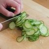 5分で簡単！きゅうりとささみのさっぱり梅しそ和えの工程2