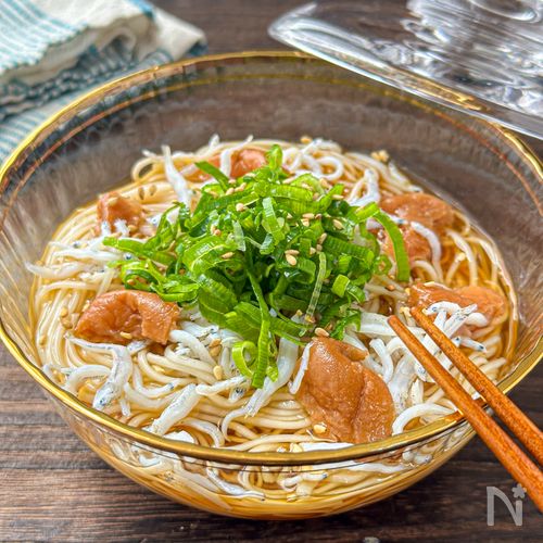 包丁不要、3分で完成！【梅しらすそうめん】