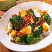 ブロッコリーと卵の食べるラー油和え