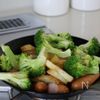 簡単で美味しい【新じゃがとブロッコリーのコンソメチーズ炒め】の工程10