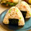 手軽に栄養補給♡鮭と枝豆のごま油おにぎり【朝食・お弁当】の工程2