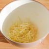 電子レンジで作れる！たっぷりねぎ牛丼の工程2