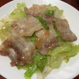 りんごの作ってみた!投稿(レタス山盛り《豚バラ♡ねぎ塩レモン炒め》)