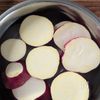 めんつゆバターで【さつまいもの鶏そぼろ煮】の工程1