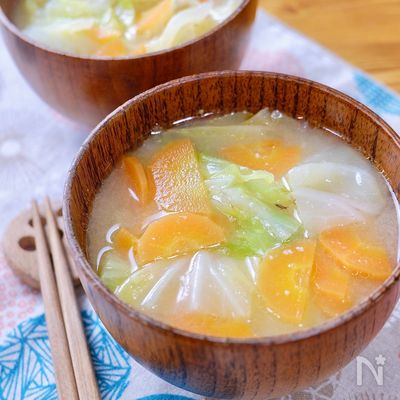 ごま油香る!『たっぷりキャベツと人参のお味噌汁』
