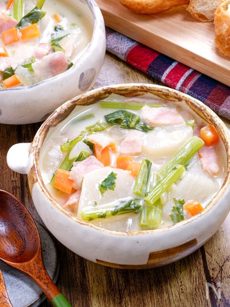 RINATY（りなてぃ）さんの【かぶとベーコンの豆乳チャウダー】とろ～り♡旬を食べるスープ