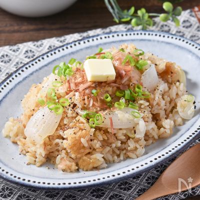 【新玉ねぎのおかかバター炊き込みご飯】春のやみつき和風ピラフ