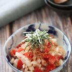 スプーンで食べる♡トマトと新玉ねぎのごまおかか和風サラダ