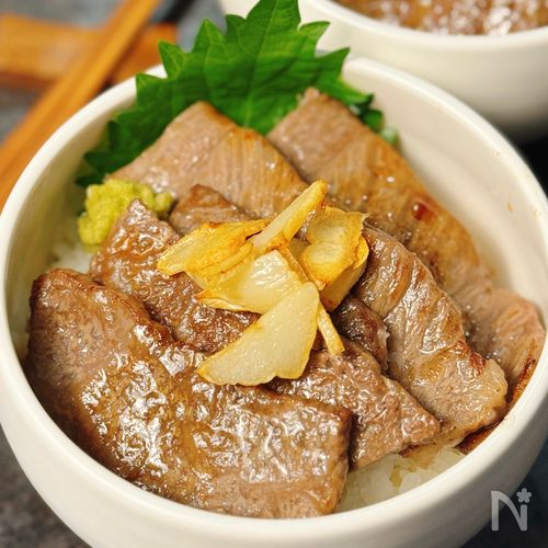 【ガーリック牛焼肉丼】バター醤油タレがしみてご飯止まらない♪