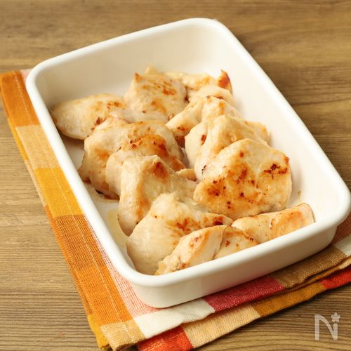 【鶏むね肉のコンソメごま油漬け】下味冷凍の絶品作り置き♪